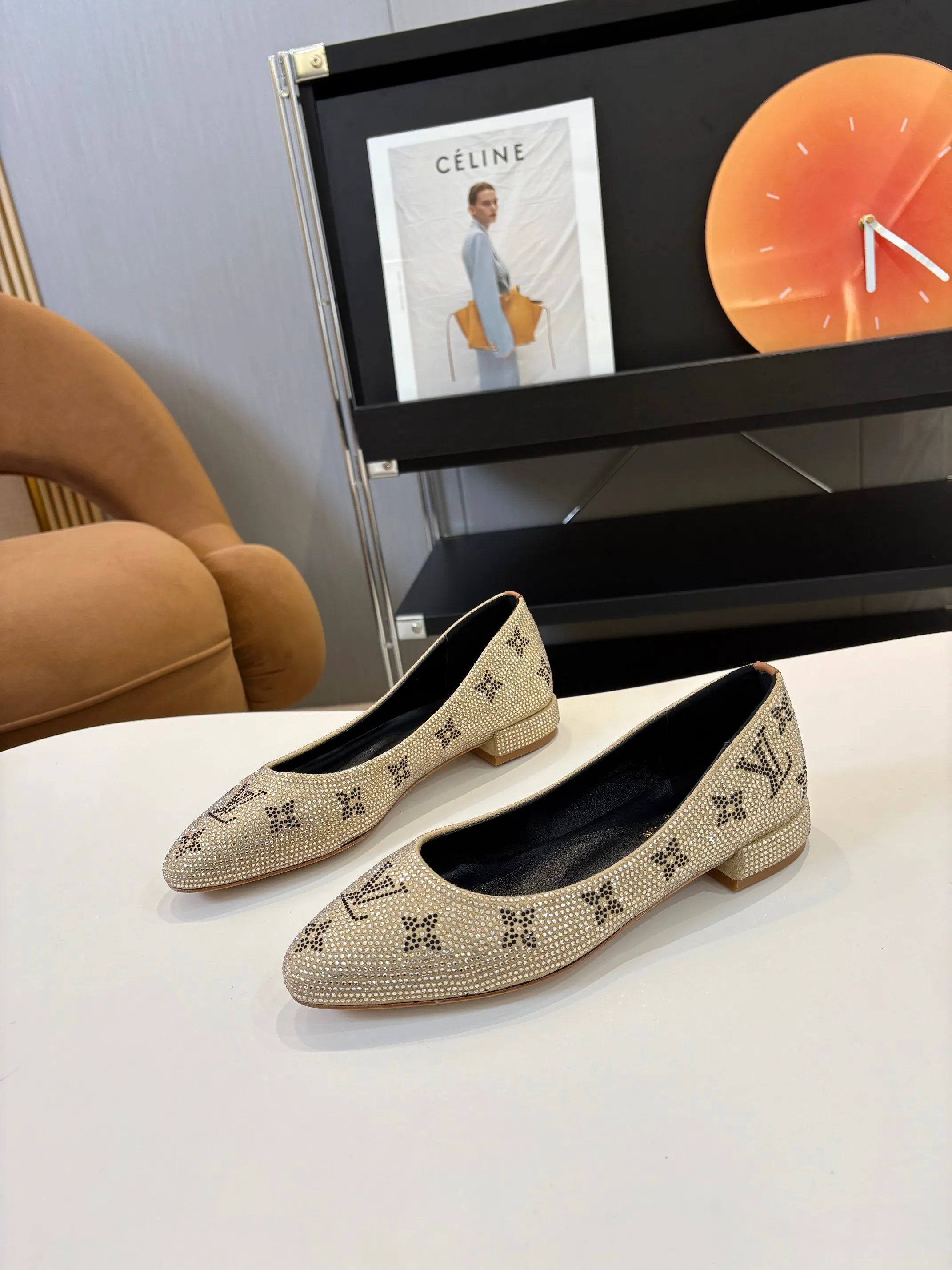 👟👟Ex-factory price 520👟👟 Louis Vuitton Louis Vuitton, 2025 flat shoes, modern and fashionable in one! Meet love when you turn a corner, release a strong aura like a queen, and capture everyone's attention instantly! Fabric: LV classic presbyopia + glittering diamonds + Yang Jing Lining/foot pads: imported lambskin leather outsole Size number: 35-41